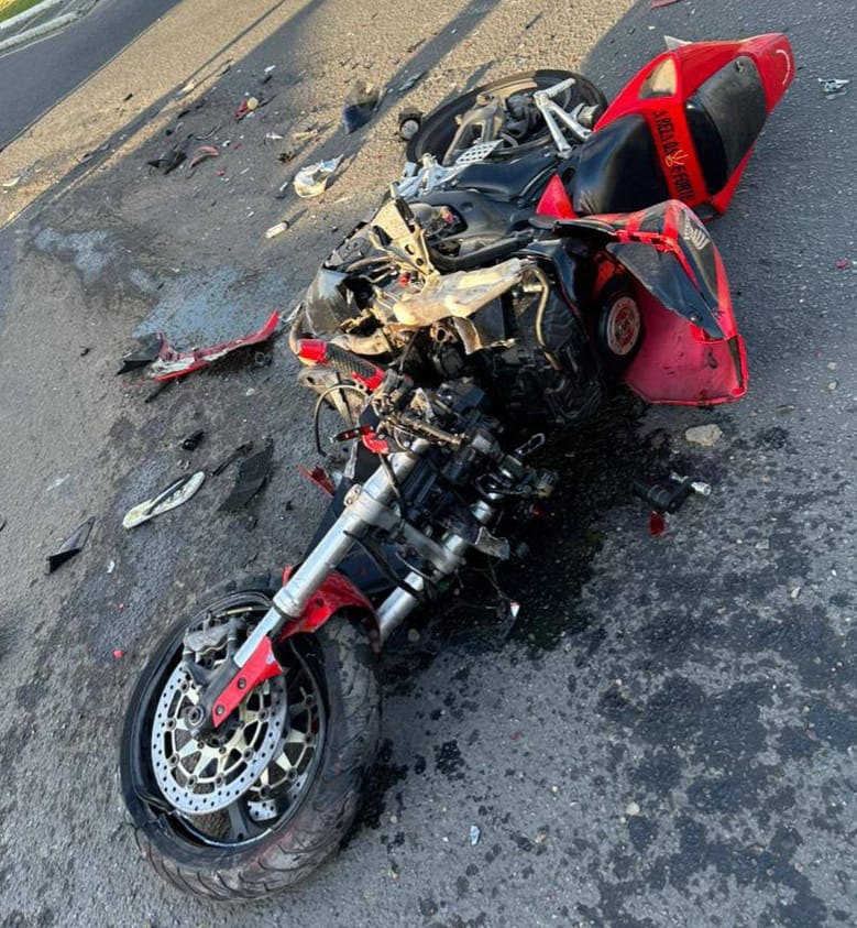 Homem morre após colidir moto na João Durval