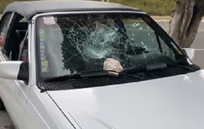Jornalista tem carro vandalizado por pedradas em Riachão do Jacuípe