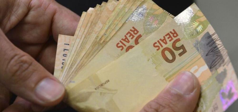 Sem aumento real, governo prevê salário mínimo de R$ 1.389 em 2024