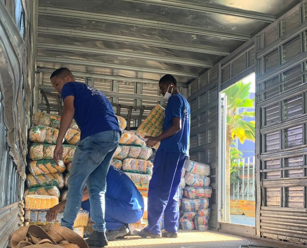 Hospital Clériston Andrade Recebe 3 Toneladas de Alimentos Para Campanha Bahia Sem Fome