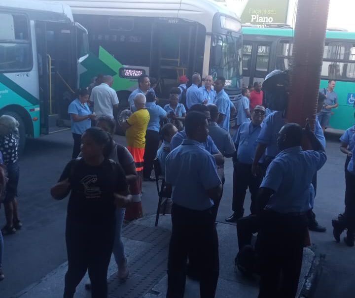 Funcionários da Rosa bloqueiam o Terminal Central para cobrar salários