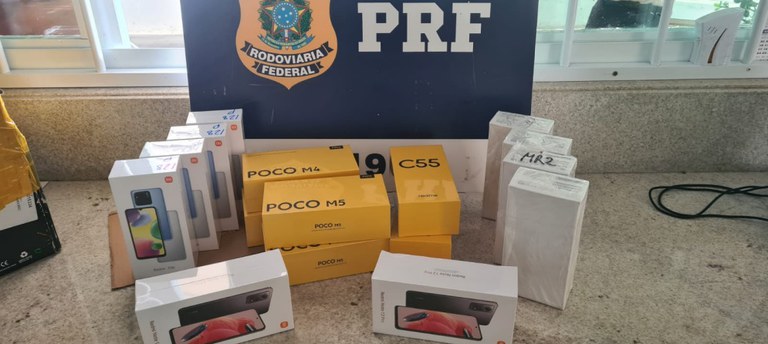 PRF apreende mercadoria por crime fiscal durante abordagem a ônibus em Vitória da Conquista (BA)