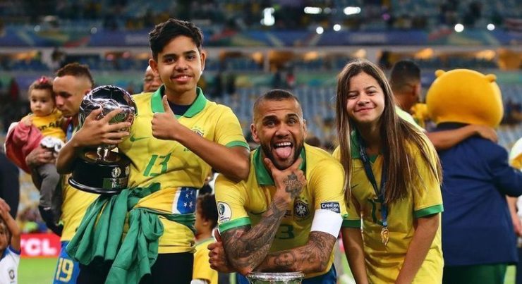 Daniel Alves pede que ex-mulher e filhos vivam em Barcelona como estratégia para deixar a prisão