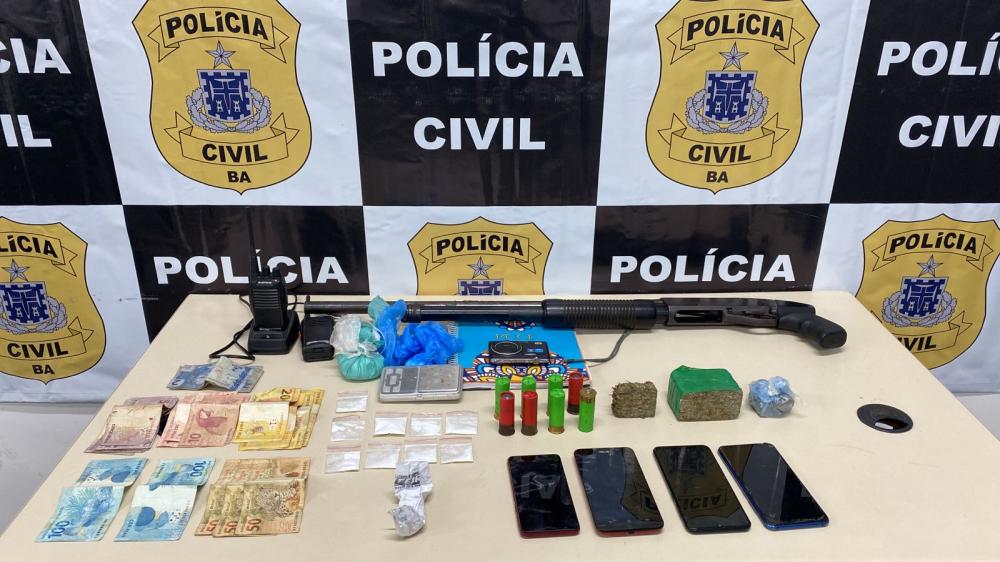 Coorpin de Feira prende homem por tráfico e apreende escopeta