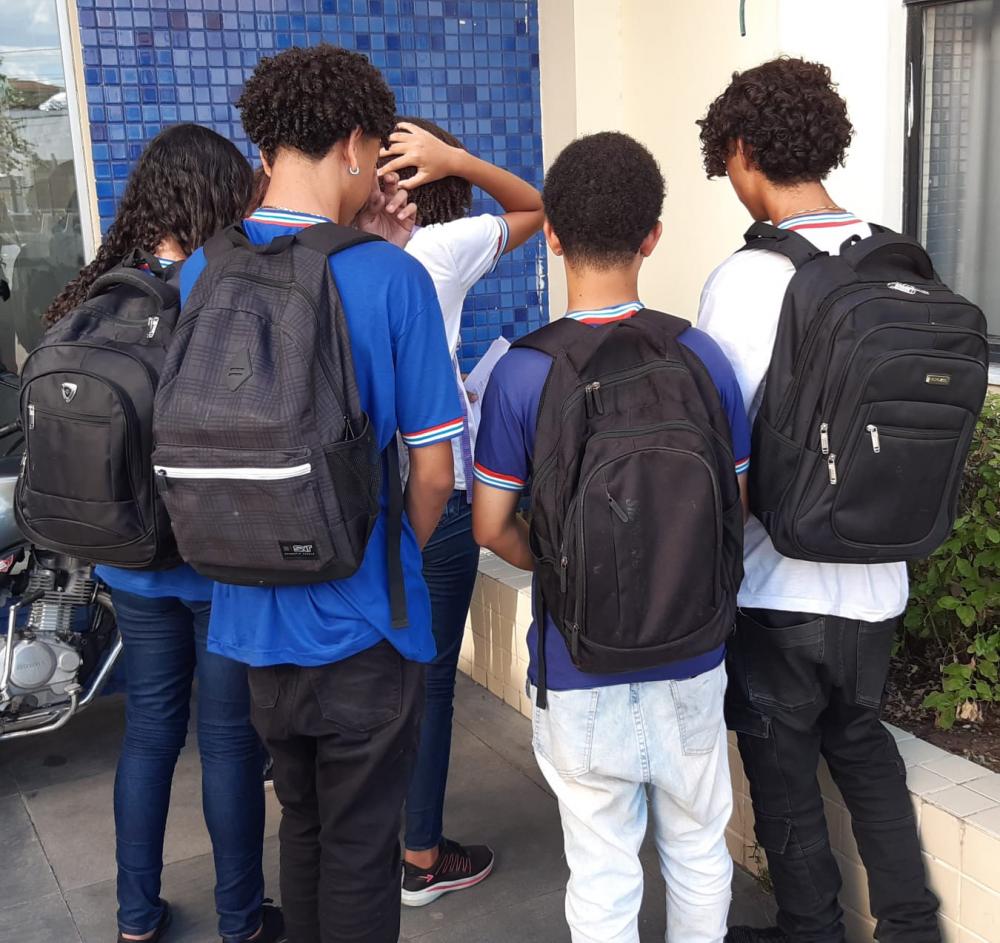 Estudantes são assaltados por homem que se diz pertencer a facção criminosa no bairro Sobradinho 