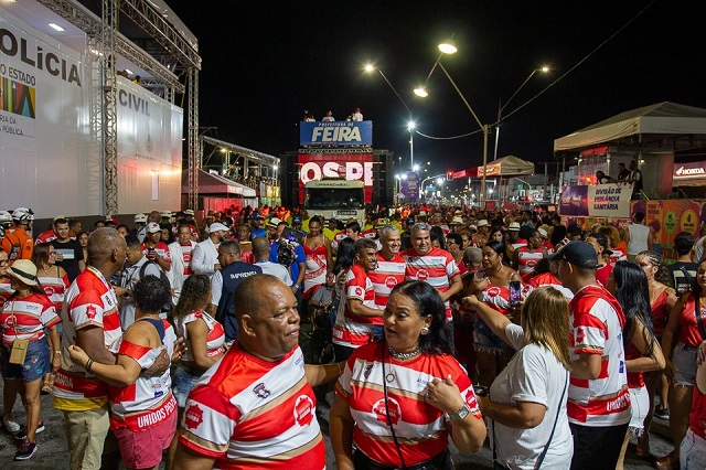 Unidos pelo Samba estira tapete vermelho e branco na avenida