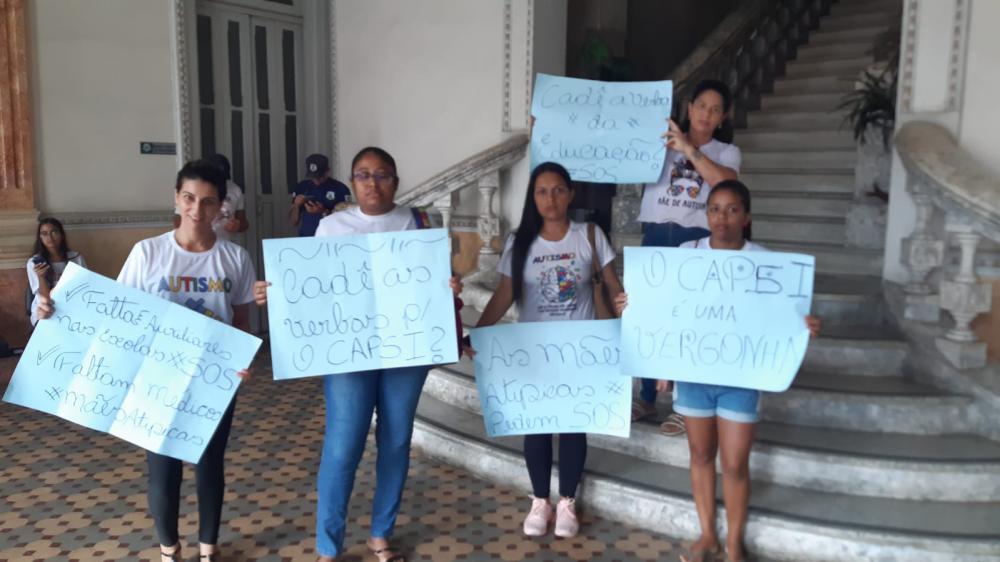 Mães protestam na Prefeitura Municipal por melhorias em atendimento para crianças atendidias pelo CAPS I
