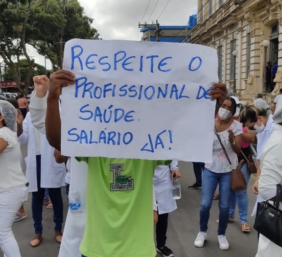 Profissionais de saúde cobram salários atrasados em frente a prefeitura de Feira de Santana