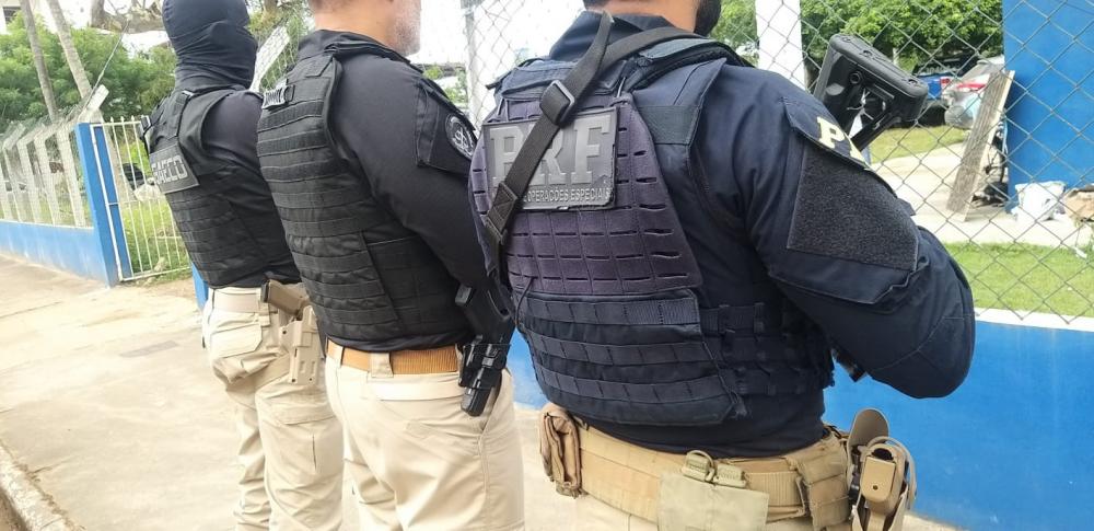 Duas pessoas são presas em flagrante durante operação no Conjunto Penal de Feira de Santana