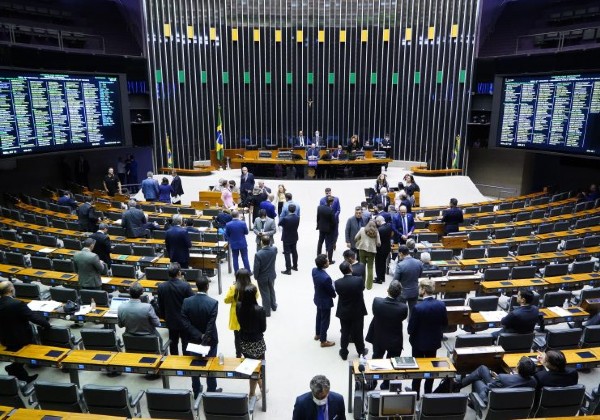 Câmara adia votação do PL das Fake News