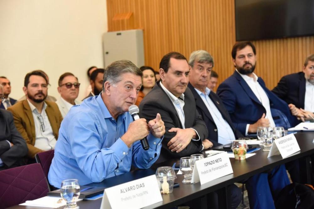 Colbert participa de reunião para discutir financiamento do transporte público coletivo no país 