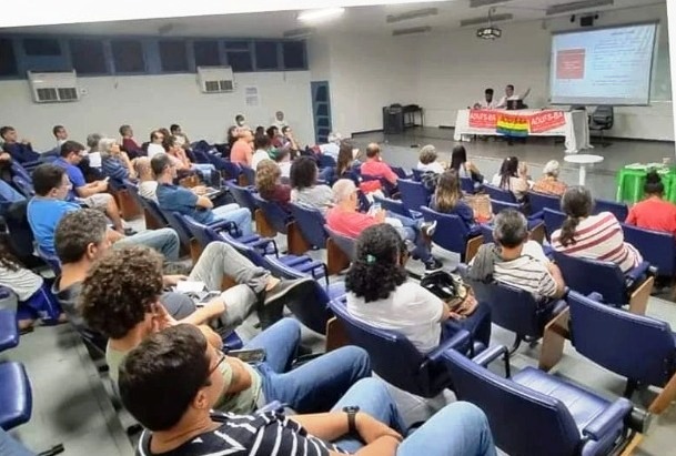 Professores da Uefs paralisam as atividades por 24 horas dia 16 de maio
