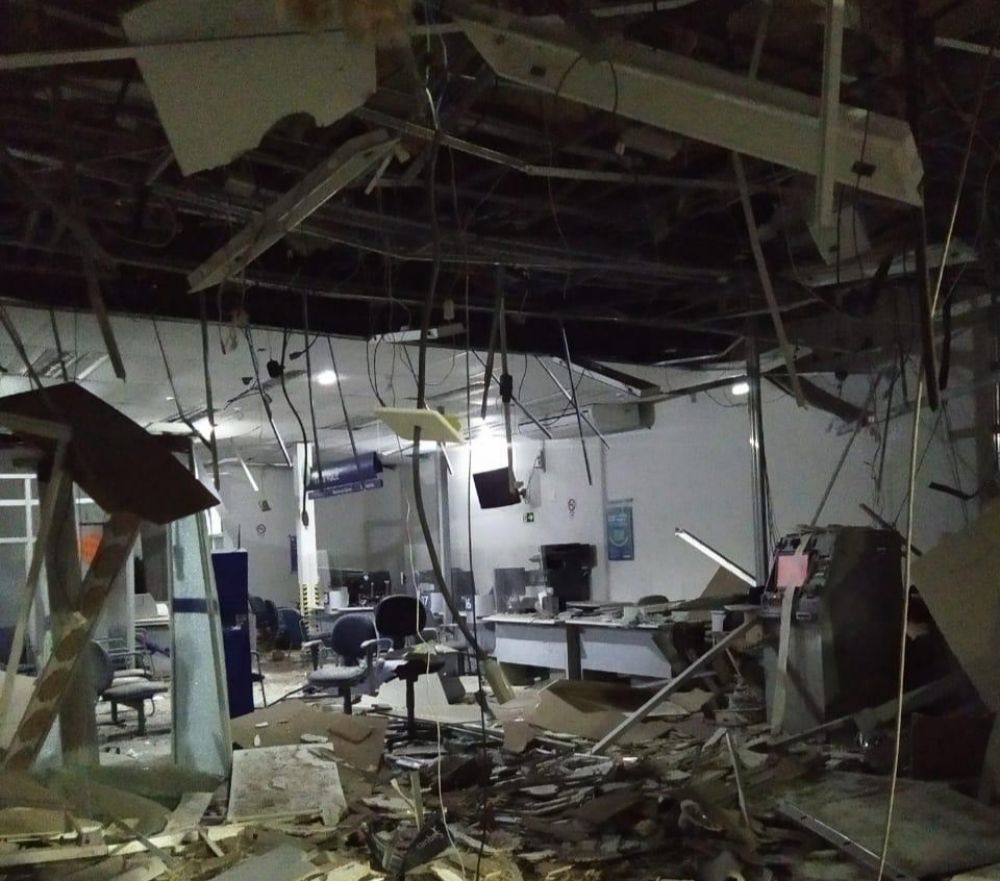 Bandidos destróem agência da Caixa em São Gonçalo