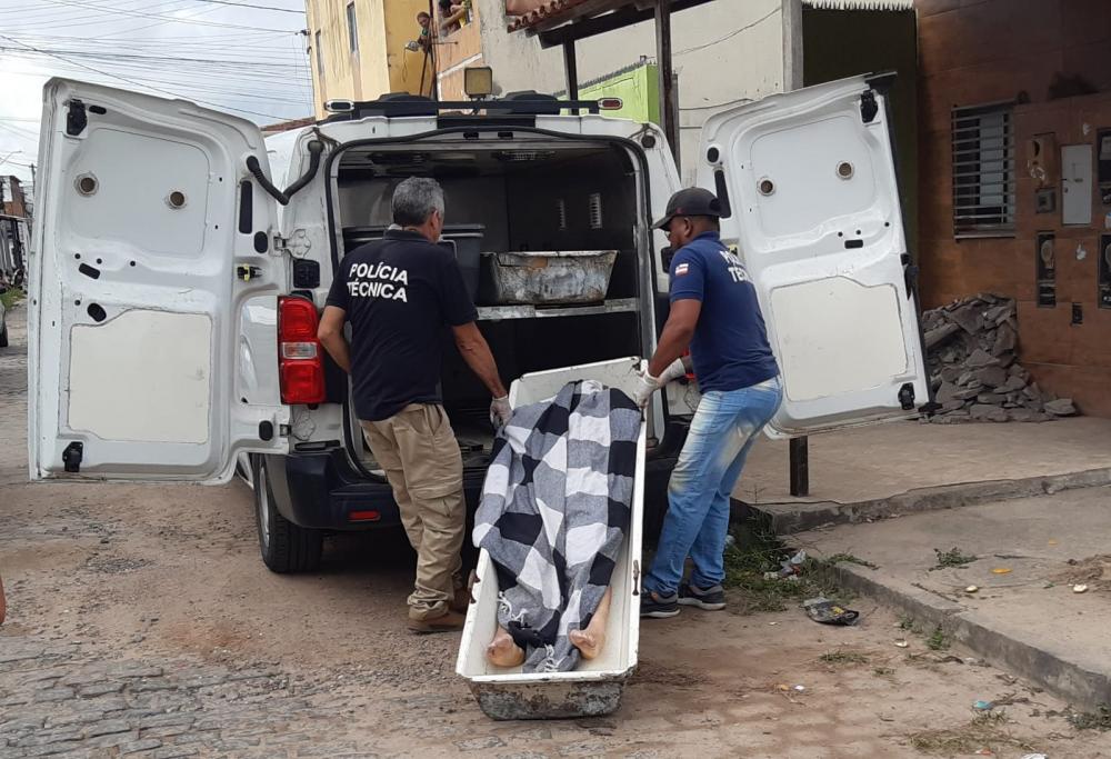 Homem é encontrado morto em vila de quartos no bairro Queimadinha 