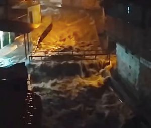 Chuva causa vários pontos de alagamentos, barragem transborda em Distrito de Feira de Santana