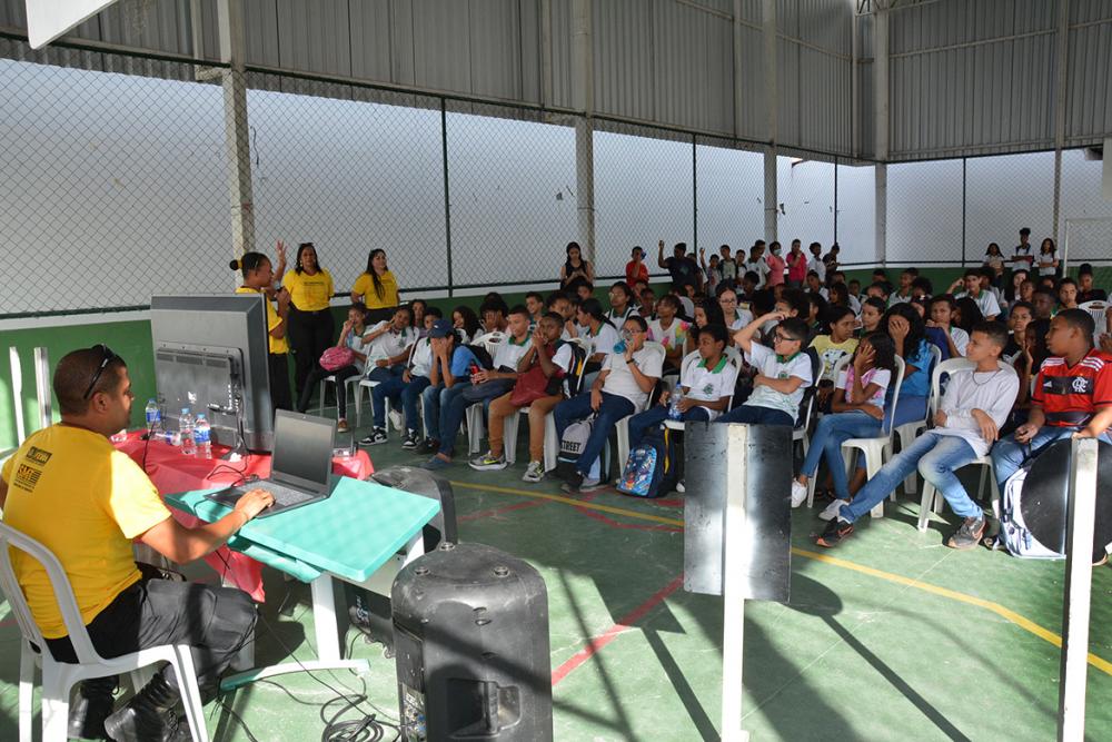Maio Amarelo: Escola Ana Brandoa recebe palestra sobre educação no trânsito