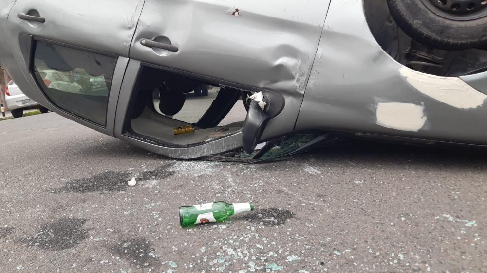 Carro capota no bairro Santa Mônica e condutor sai sem ferimentos 