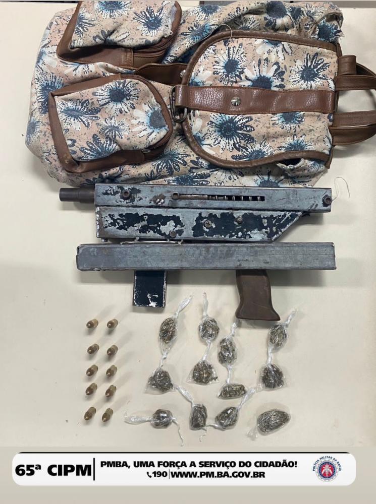 PM da 65º apreende submetralhadora, munições e moto roubada no bairro Fraternidade.