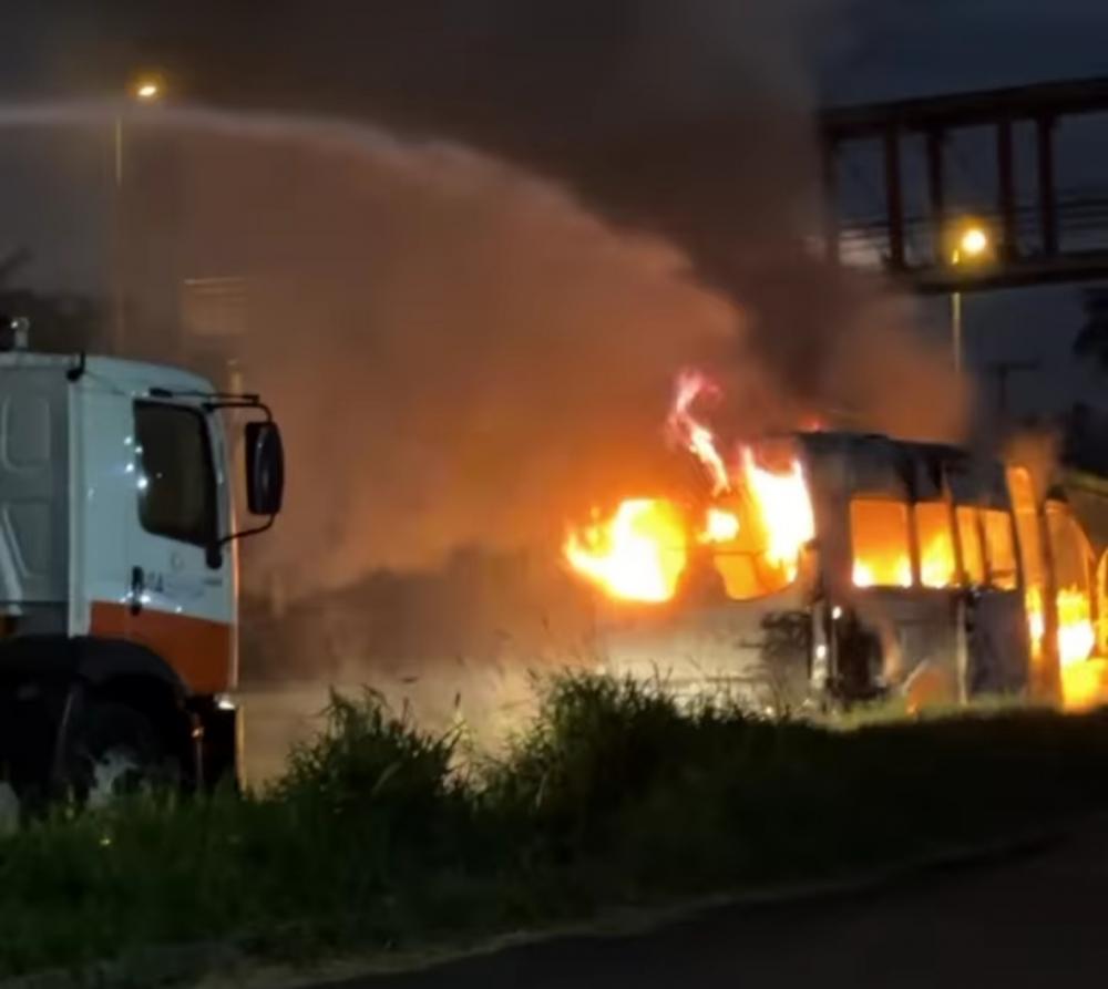Van da banda de forró Lambasaia pega fogo na Bahia