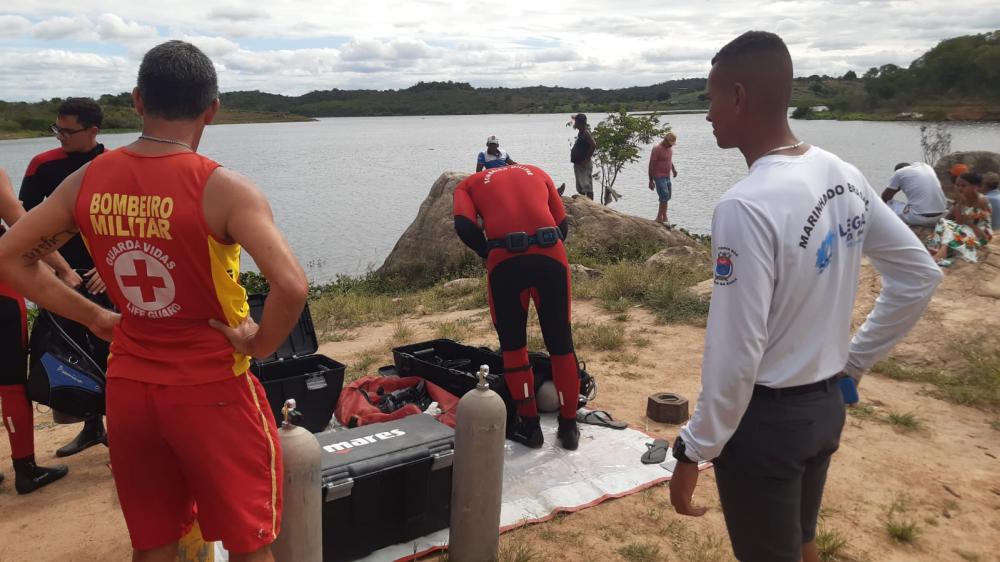 Continuam as buscas por corpo de jovem desaparecido no rio