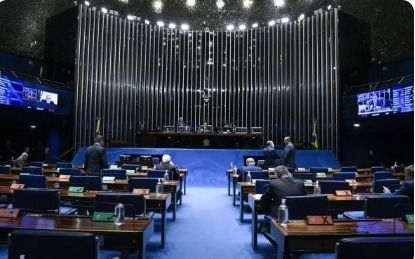 Senado aprova MP que 'perdoa' motorista profissional sem exame toxicológico