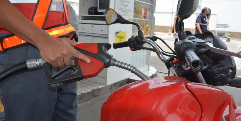 Procon Feira fiscaliza postos de revenda de combustíveis