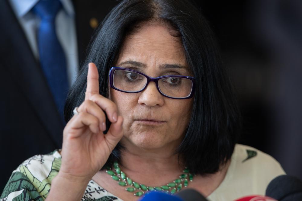 Avião de igreja flagrado com 290 kg de maconha era usado por tio de Damares