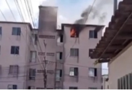 Fábrica e apartamento pegam fogo em Feira de Santana 