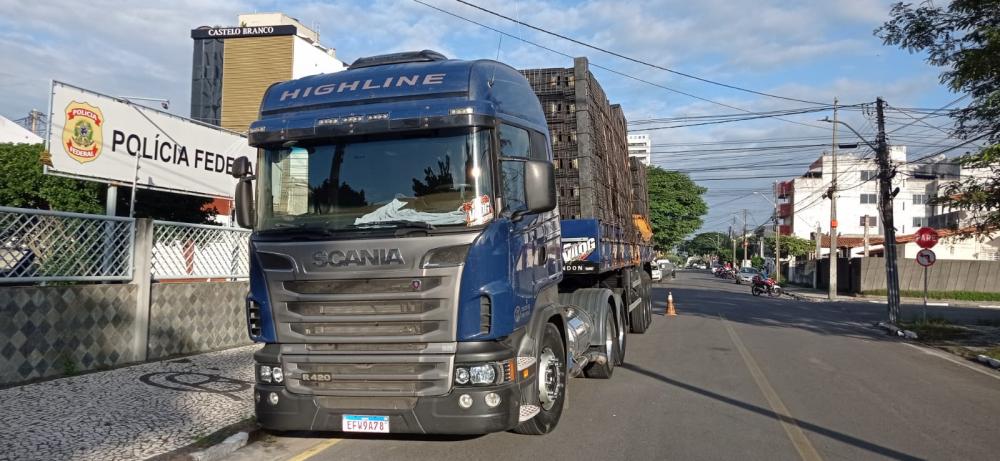 Em ação integrada, PRF e PF apreendem cigarros contrabandeados escondidos em caminhão
