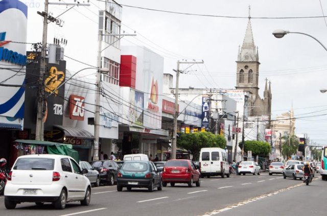 Comércio, shoppings e bares autorizados a funcionar neste sábado