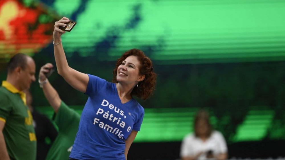 TJBA condena Carla Zambelli por usar hit 'Milla' em vídeo de apoio a Bolsonaro