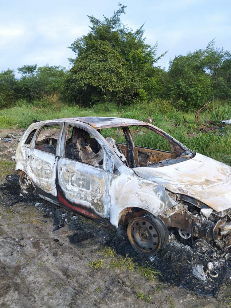 Homem é encontrado carbonizado dentro de veículo da estrada de Jaíba 