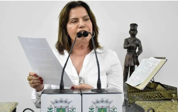 Vereadora Eremita Mota anuncia antecipação do salário e a primeira parcela do décimo terceiro dos servidores