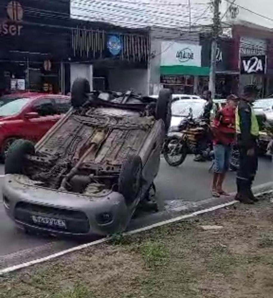 Veículo capota da Avenida Gétulio Vargas em Feira de Santana