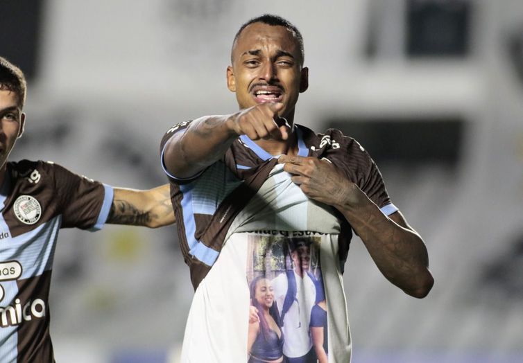 Corinthians vence Santos na Vila Belmiro