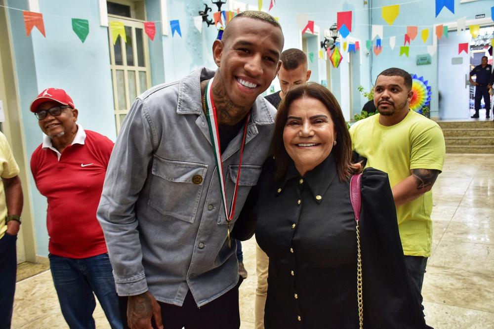 Presidente da Câmara de Feira participa de homenagem a jogador Anderson Talisca