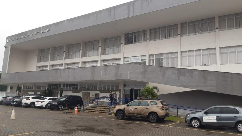 Acusados do homicidio no Conjunto Penal de Feira de Santana passam por audiência de instrução nesta quarta-feira 