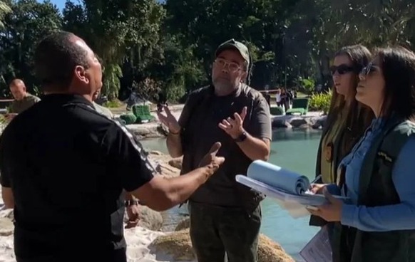 Pai de Neymar recebe voz de prisão durante fiscalização em mansão