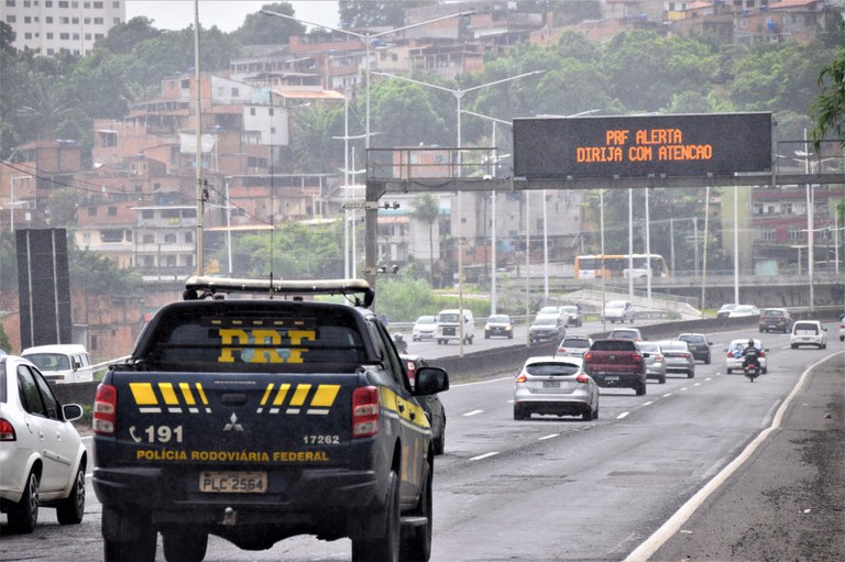 PRF alerta motoristas para ingestão de bebida alcoólica em rodovias no período do São João 