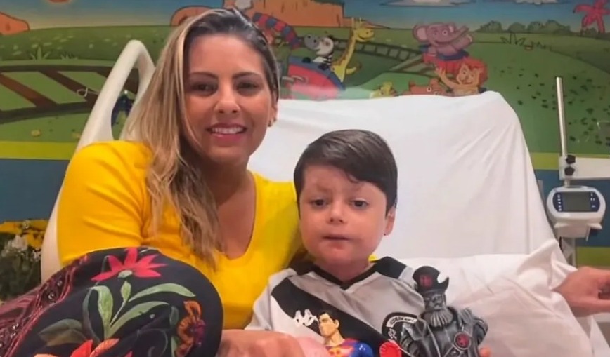 ‘Ele é o nosso super-herói’, diz mãe sobre o filho de 8 anos que saiu do coma após 16 dias