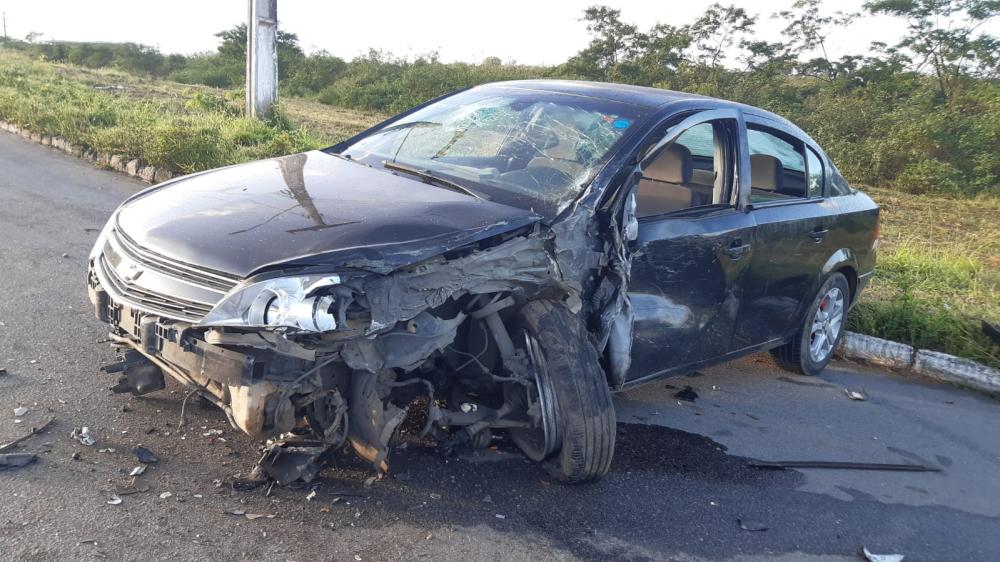 Colisão entre carro de passeio e ônibus deixa casal ferido no Viveiros.