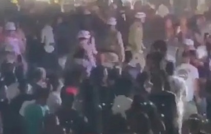 PM é agredido com soco por trás de folião em evento de rua na Bahia