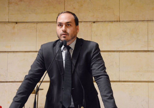 Juiz nega solicitação de Randolfe para condenar Carlos Bolsonaro