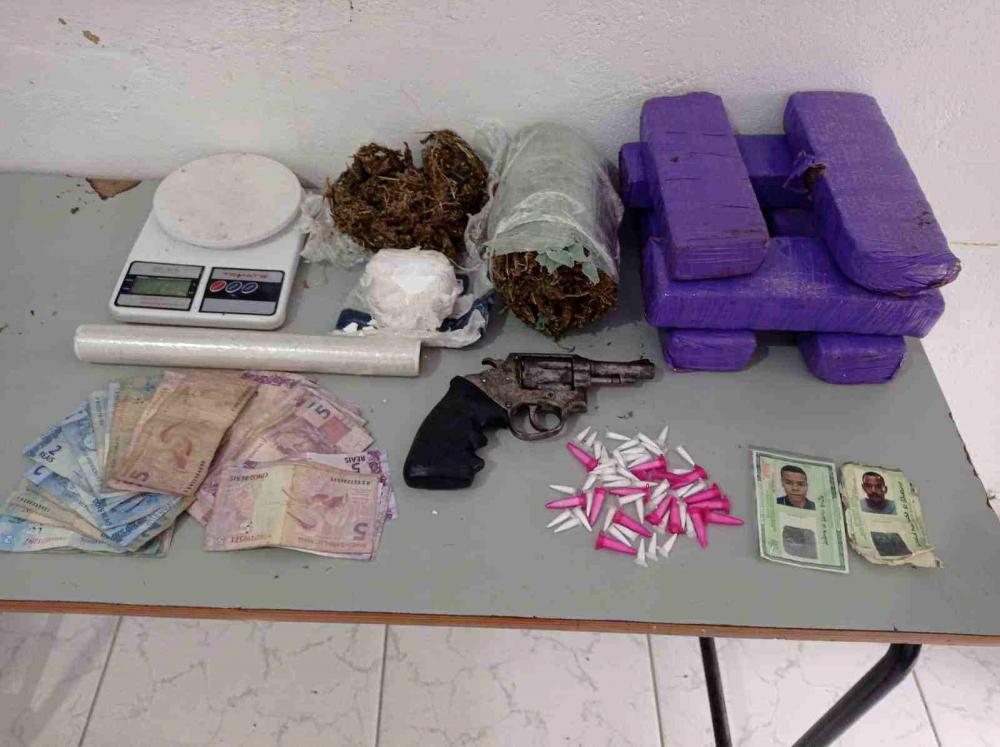 PM prende 2 suspeitos por tráfico com 7 quilos de maconha em Anguera