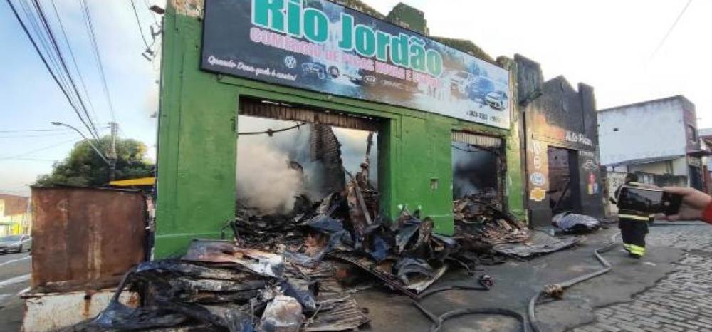 Duas lojas de autopeças pegam fogo em Feira de Santana