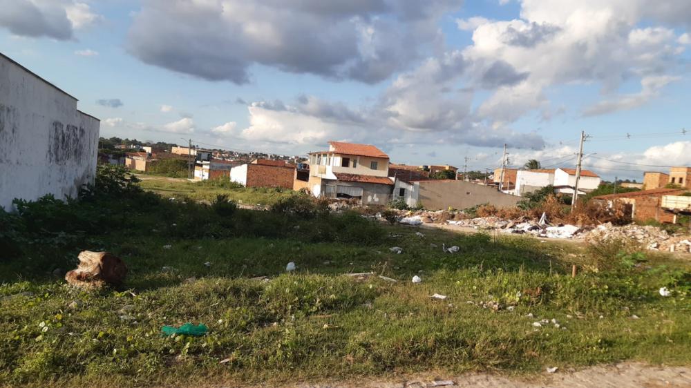 Moradores do bairro Mangabeira pede solução para terreno baldio abandonado na localidade