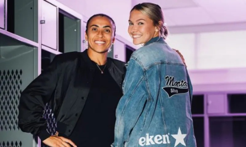 Namorada de Marta posta clique romântico com atleta: 'Verão'