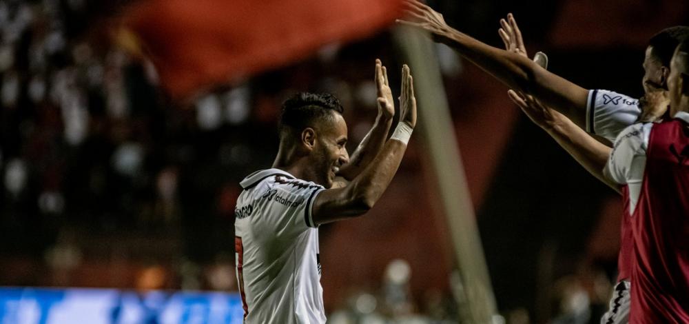 Em confronto direto fora de casa, Vitória bate o Sport e reassume liderança da Série B