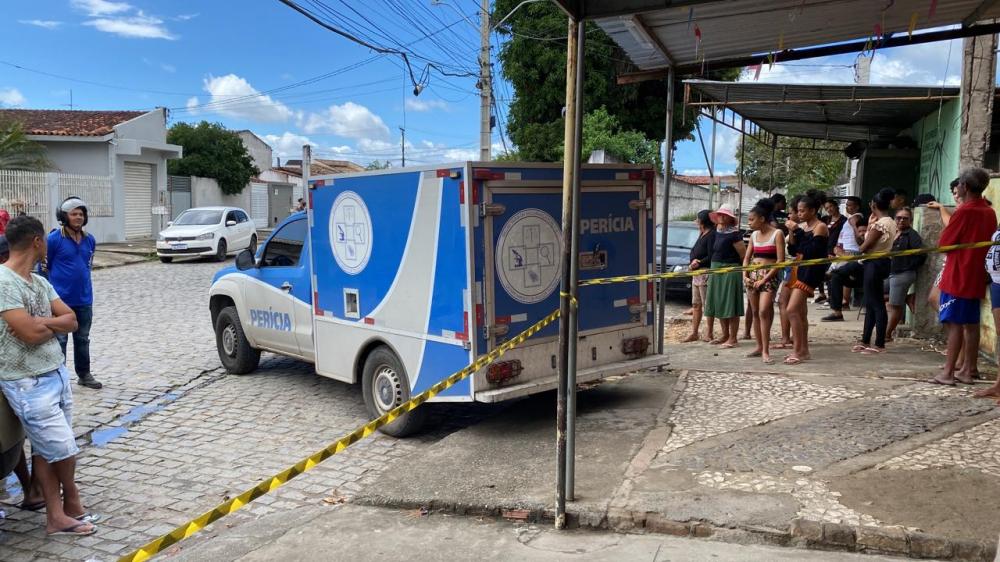 Jovem é assassinado com sete tiros dentro de padaria no Parque G. Vargas.