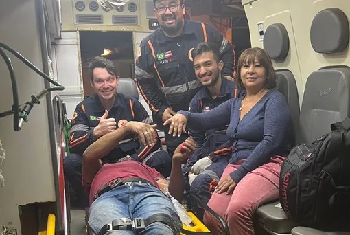 Homem sofre acidente durante viagem e pede mulher em casamento dentro de ambulância